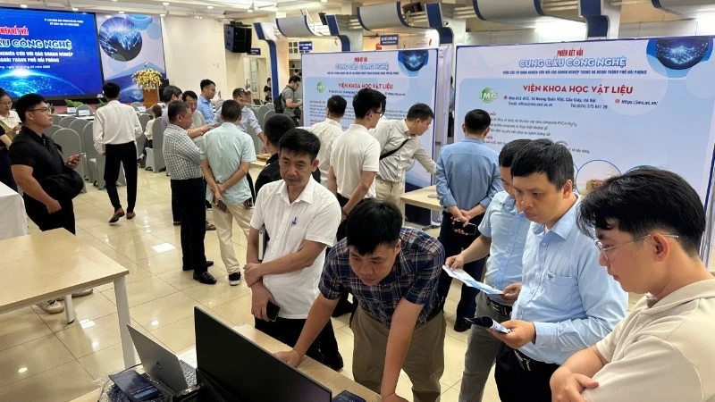 Các doanh nghiệp trao đổi và kết nối cung-cầu công nghệ.