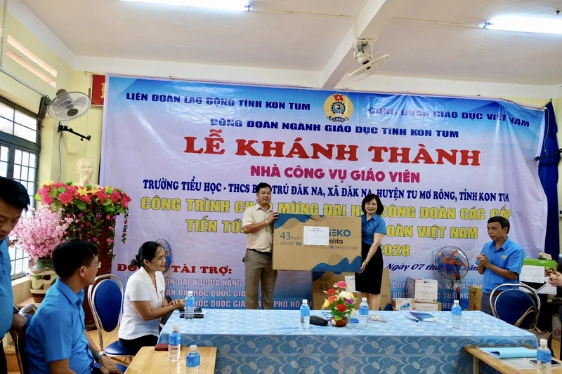 Công đoàn ngành giáo dục đã có nhiều sáng kiến chăm lo đời sống cho công đoàn viên. Trong ảnh: Phó Chủ tịch Công đoàn Giáo dục Việt Nam Đặng Hoàng Anh khánh thành Nhà công vụ giáo viên tạ Đăk Na (Tu Mơ Rông, Kon Tum)