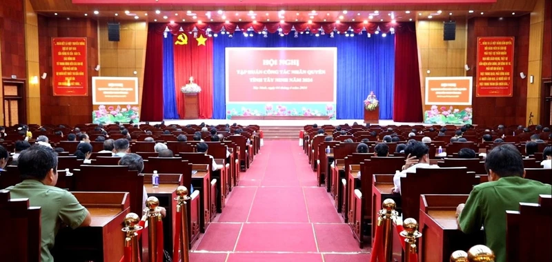 Toàn cảnh hội nghị.