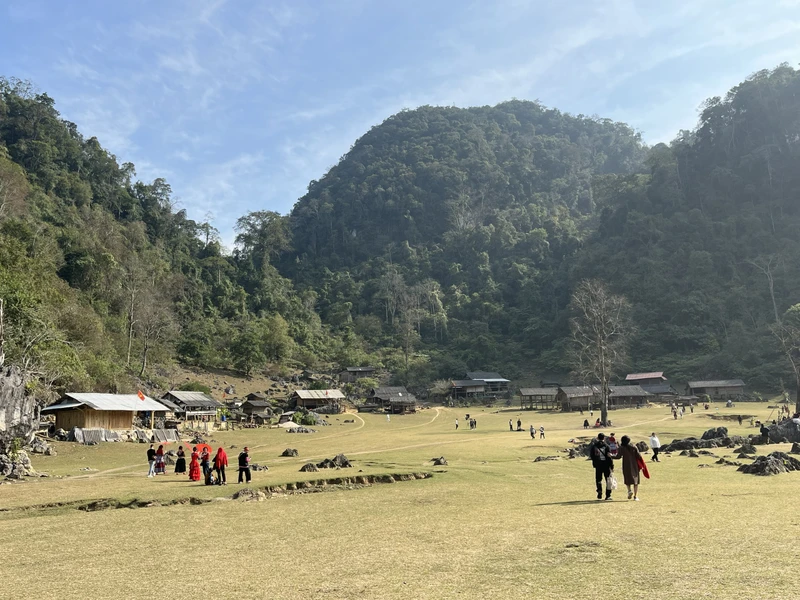 Dưới trời xanh, làng "nguyên thủy" đẹp tới sững sờ.
