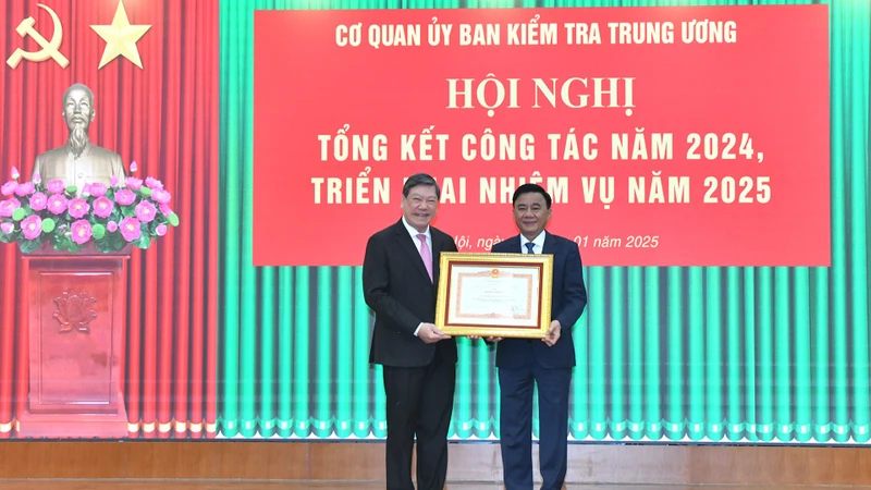 Đồng chí Trần Cẩm Tú, Ủy viên Bộ Chính trị, Thường trực Ban Bí thư, Chủ nhiệm Ủy ban Kiểm tra Trung ương trao Bằng khen của Thủ tướng Chính phủ tặng Cơ quan Ủy ban Kiểm tra Trung ương. (Ảnh: ĐĂNG KHOA)