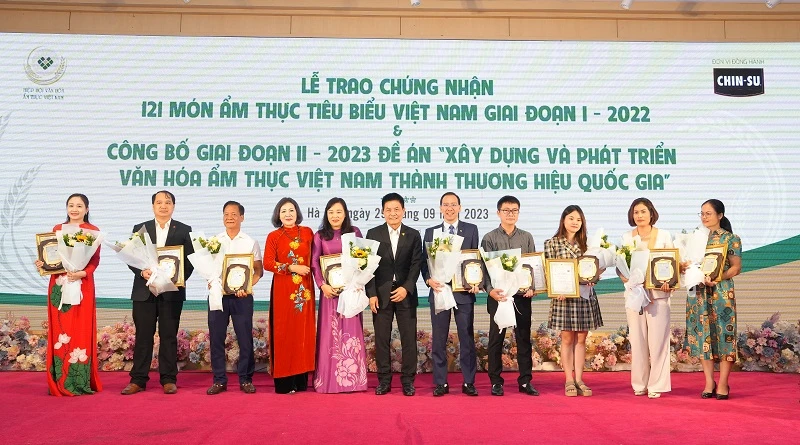 Trao chứng nhận cho đại diện các địa phương có món ẩm thực tiêu biểu.