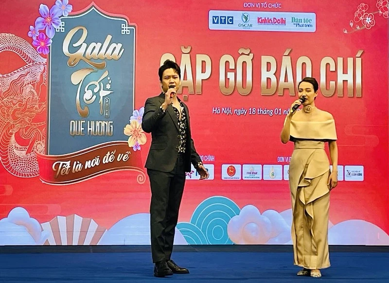 Tiết mục biểu diễn tại buổi gặp gỡ báo chí.