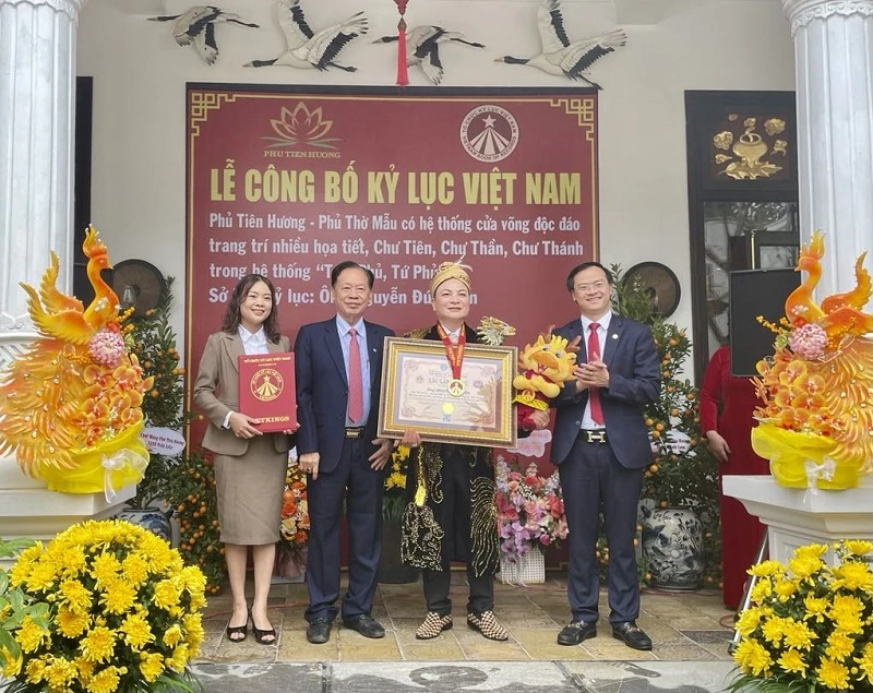 Đại diện Tổ chức Kỷ lục Việt Nam trao xác lập kỷ lục cho đồng thầy, nghệ nhân Nguyễn Đức Hiển - đại diện Phủ Tiên Hương.