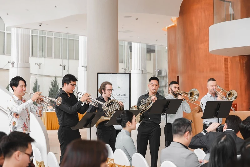 Các nghệ sĩ biểu diễn tại buổi gặp gỡ báo chí. (Ảnh: Hòa Nguyễn)