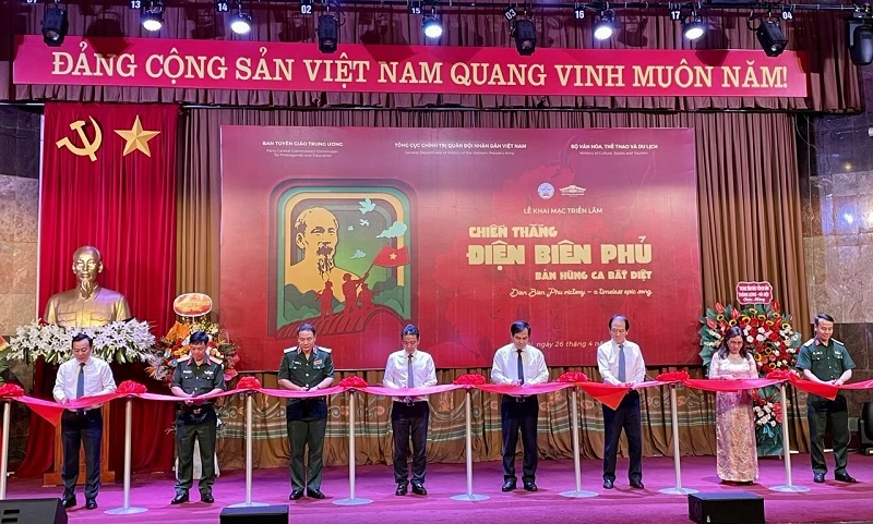 Các đại biểu cắt băng khai mạc triển lãm.