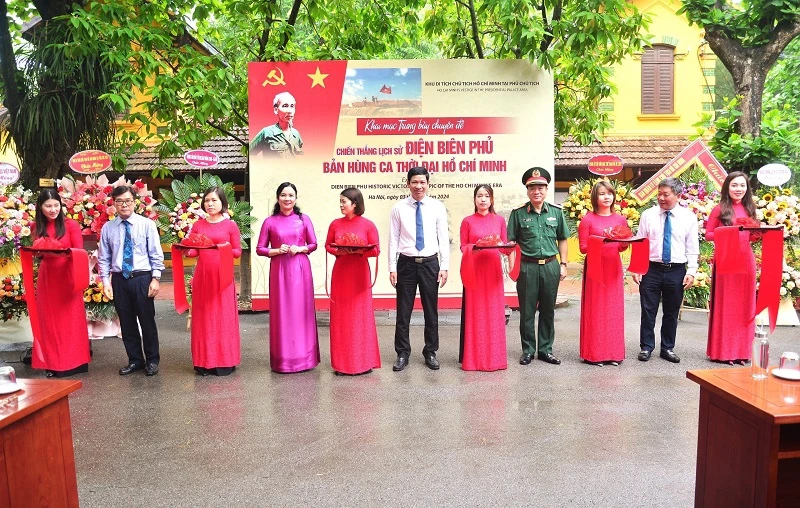 Các đại biểu cắt băng khai mạc trưng bày.
