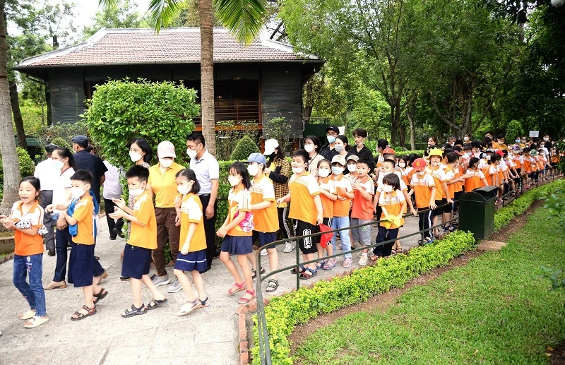 Khu Di tích Chủ tịch Hồ Chí Minh tại Phủ Chủ tịch là "địa chỉ đỏ" luôn thu hút đông đảo các tầng lớp nhân dân, trong đó có các em thiếu niên, nhi đồng tới tham quan, học tập.