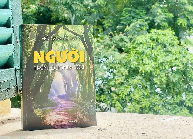 Cuốn sách "Người trên đường đời" của nhà báo, nhà văn Hồ Quang Lợi.