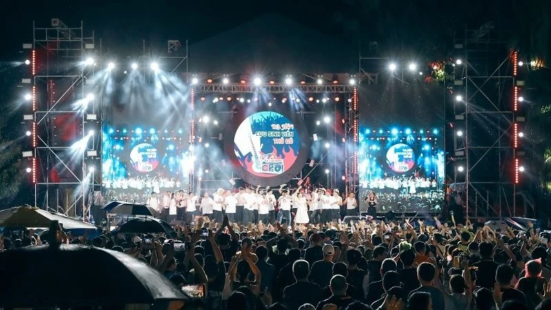 “Dạ hội Cựu sinh viên Thủ đô” đưa khán giả trở về với những năm tháng rực rỡ của tuổi đôi mươi. (Ảnh: Ban tổ chức)