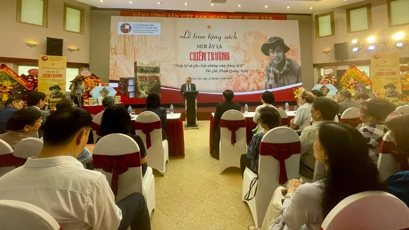 Toàn cảnh Lễ trao tặng sách "Nơi ấy là chiến trường". 