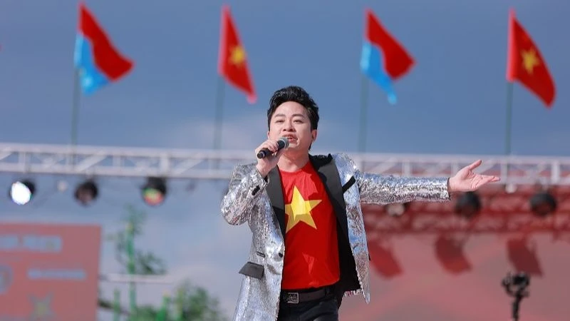 Ca sĩ Tùng Dương gây xúc động khi hát Quốc ca Việt Nam tại Nhật Bản. (Ảnh: NVCC)