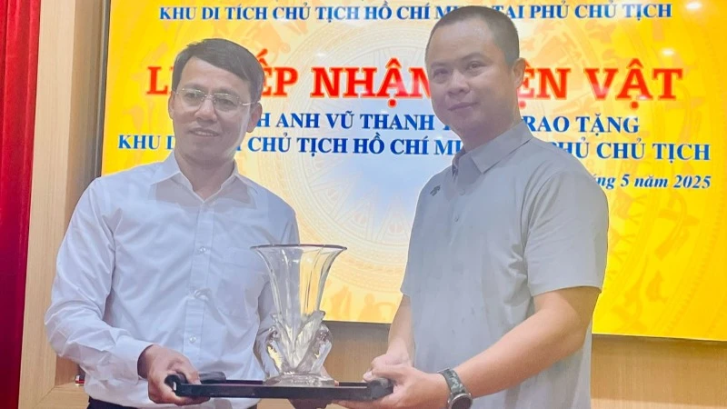 Đại diện Khu Di tích Chủ tịch Hồ Chí Minh tại Phủ Chủ tịch tiếp nhận hiện vật do gia đình ông Vũ Thanh Tùng trao tặng.