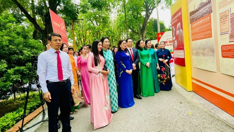Các đại biểu tham quan Triển lãm Quốc gia “Chủ tịch Hồ Chí Minh - Tinh hoa dân tộc, tầm vóc thời đại”.