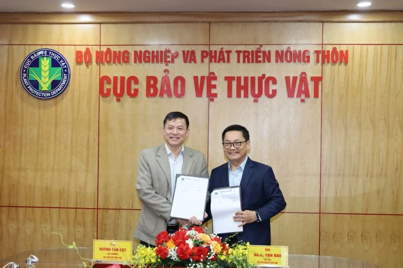 Ông Huỳnh Tấn Đạt, Cục trưởng Cục Bảo vệ thực vật và ông Đặng Văn Bảo, Chủ tịch Hiệp hội CropLife Việt Nam, ngày 17/1 đã ký kết Kế hoạch hợp tác triển khai chương trình “Khung Quản lý thuốc bảo vệ thực vật bền vững” năm 2025.