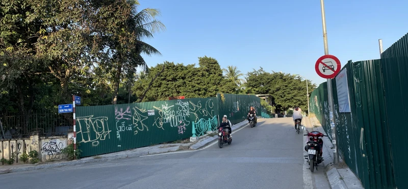 Cấm ô-tô đoạn đường Đặng Thai Mai rẽ trái ra Quảng An hướng đi Xuân Diệu.