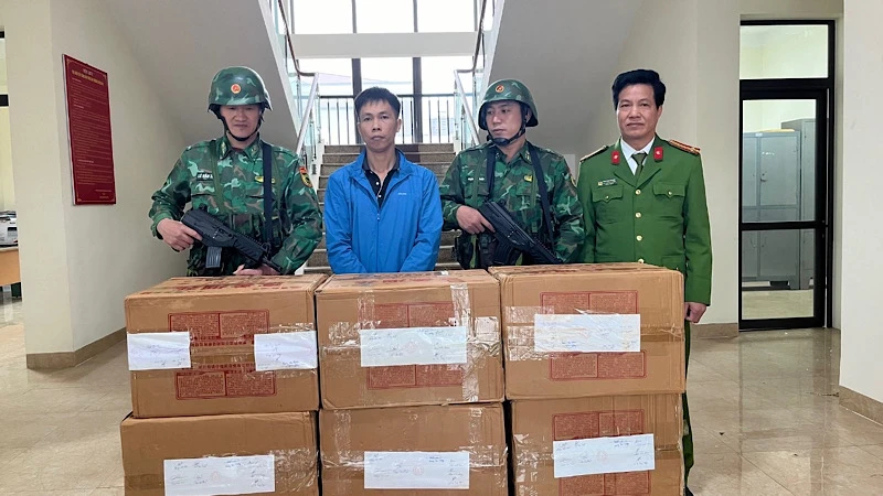 Đối tượng bị bắt giữ cùng tang vật.