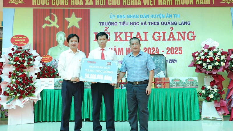 Đại diện Báo Nhân Dân và đại diện Công ty cổ phần Văn hóa đọc và học Việt Nam-Sàn Văn hóa học và đọc Việt Nam (hocdoc.vn) trao tặng học bổng cho nhà trường. 