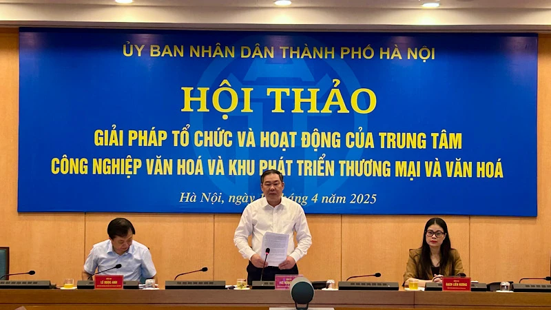 Phó Chủ tịch Thường trực Ủy ban nhân dân Thành phố Hà Nội Lê Hồng Sơn điều hành hội thảo.