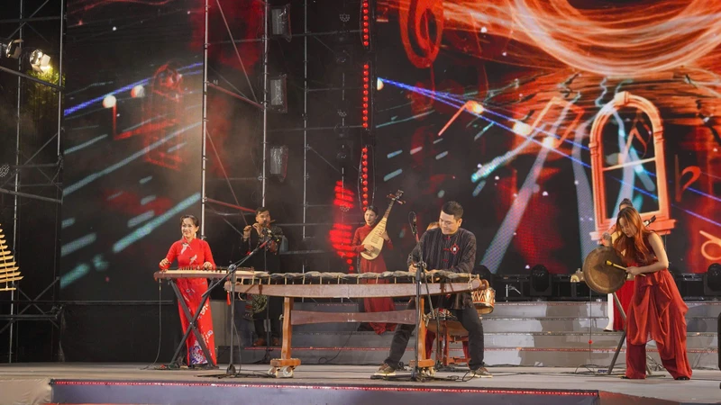Biểu diễn nghệ thuật trong chương trình giao lưu với chủ đề: "Sở hữu trí tuệ và Âm nhạc: Cảm nhận nhịp điệu của Sở hữu trí tuệ".