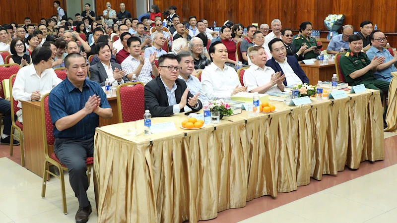 Các đại biểu tham dự buổi lễ ra mắt sách "Con đường tương lai" - Tập 1.