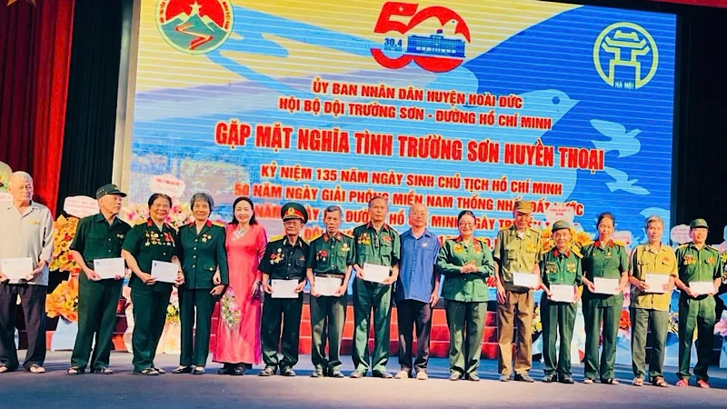 Ban Tổ chức tặng quà "Nghĩa tình Trường Sơn" cho các hội viên.