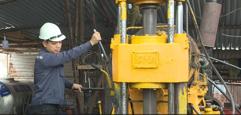 Vận hành thiết bị khoan máy địa chất thi công lỗ khoan HR231.