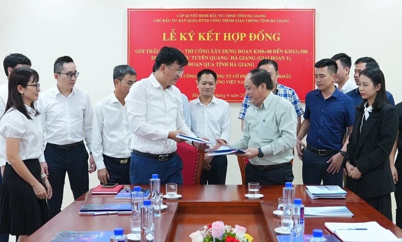 Quang cảnh lễ ký kết.