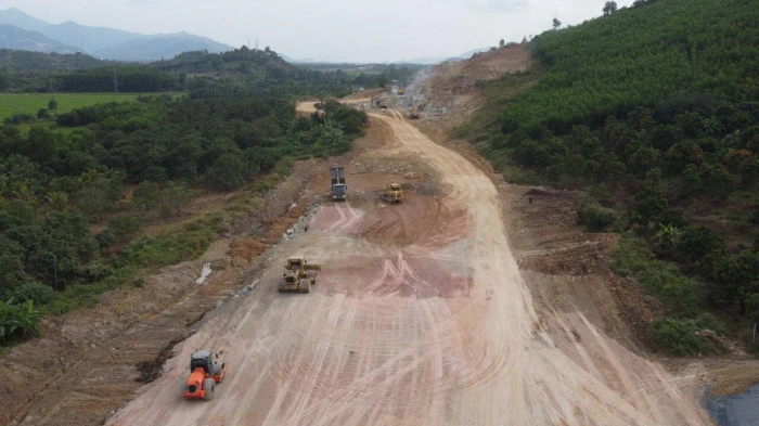 Dự án thành phần cao tốc bắc-nam đoạn Quy Nhơn-Chí Thạnh đã bàn giao 76% diện tích mặt bằng, Chí Thạnh-Vân Phong bàn giao 89%, nhưng vẫn chưa thể triển khai đồng loạt các mũi thi công.