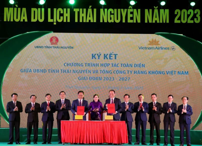 Ông Lê Hồng Hà, Tổng giám đốc Vietnam Airlines và ông Trịnh Việt Hùng, Chủ tịch UBND tỉnh Thái Nguyên ký kết và trao đổi biên bản hợp tác toàn diện.