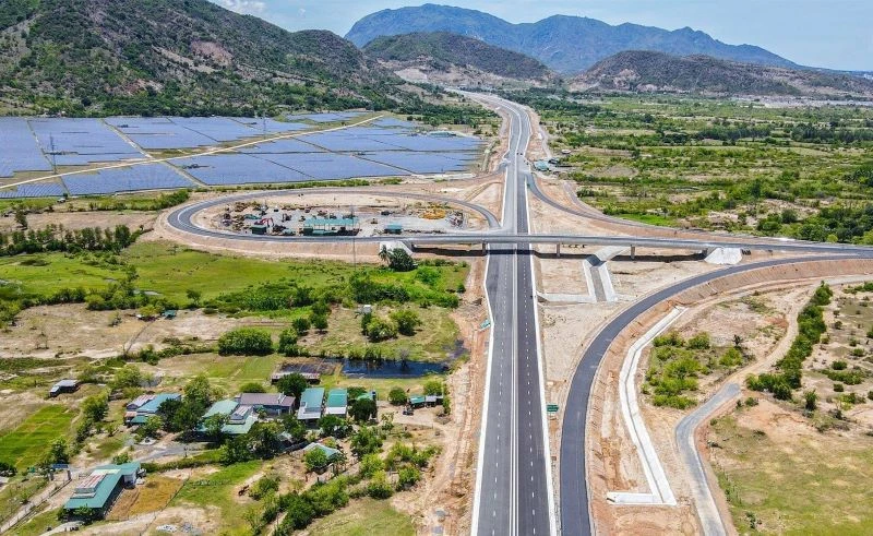 Một nút giao trên tuyến cao tốc Nha Trang-Cam Lâm.