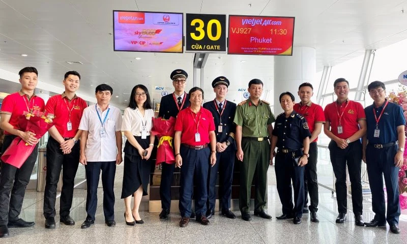 Ông Đào Đăng Thắng, Phó giám đốc Cảng Hàng không quốc tế Nội Bài (người thứ ba từ trái sang) tặng hoa và chúc mừng đội bay chuyến bay VJ927.