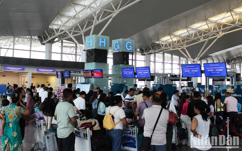 Hành khách làm thủ tục tại quầy checkin sân bay Nội Bài.