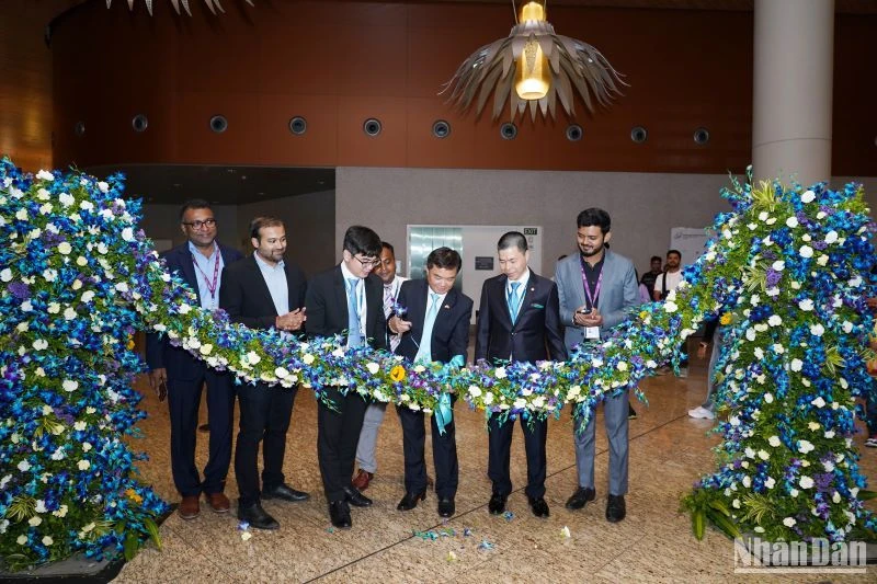 Ông Hoàng Tùng, Tổng lãnh sự Việt Nam tại Mumbai, cùng đại diện lãnh đạo Vietnam Airlines và sân bay Chhatrapati Shivaji Maharaj thực hiện nghi thức khai trương chuyến bay.