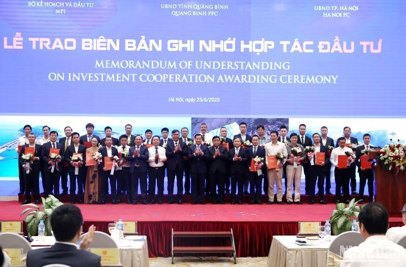Công bố Quy hoạch tỉnh Quảng Bình và trao biên bản ghi nhớ hợp tác đầu tư.