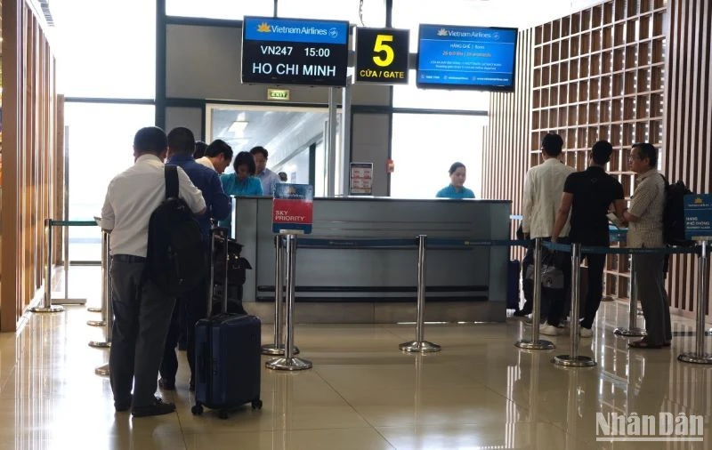 Hành khách làm thủ tục lên máy bay.