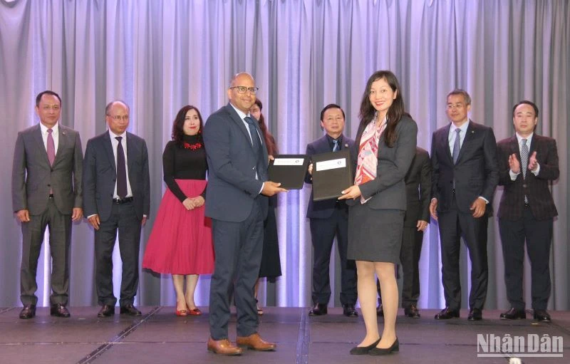 Ông Mohit Chandiramani, đại diện Tập đoàn Expedia và bà Phạm Thị Nguyệt, đại diện Vietnam Airlines trao đổi thỏa thuận mở rộng hợp tác.