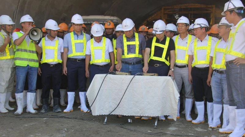 Nhấn nút nổ mìn thông hầm Núi Vung.