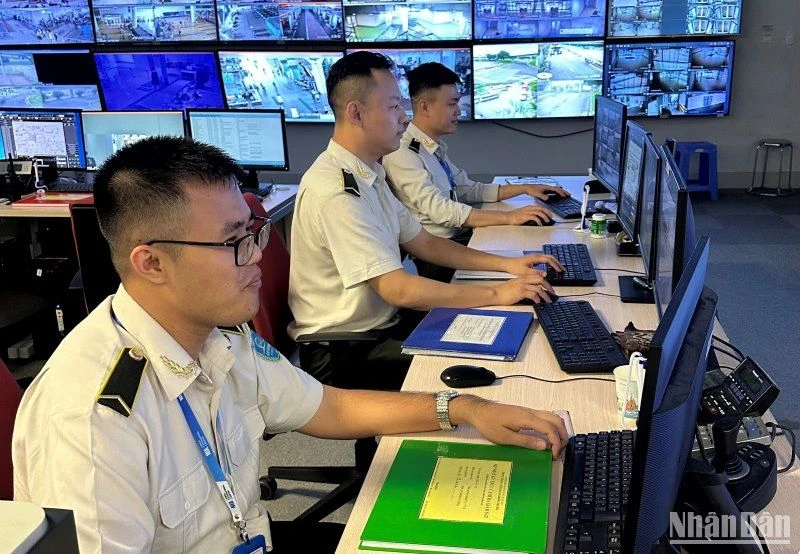 Các nhân viên Đội An ninh cơ động bằng các biện pháp nghiệp vụ đã nhanh chóng vào cuộc, giúp khách tìm ra chiếc ví bị bỏ quên.