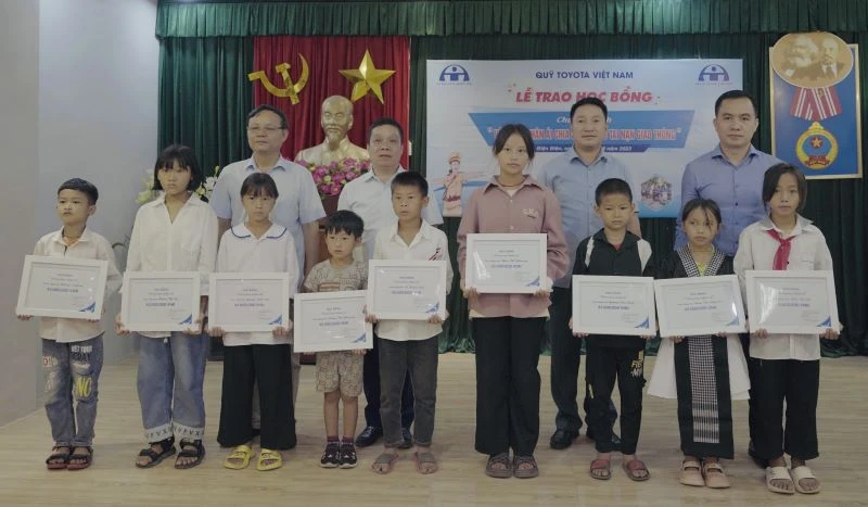 Trao học bổng Vòng tay nhân ái năm 2023 cho 9 học sinh tại Điện Biên.