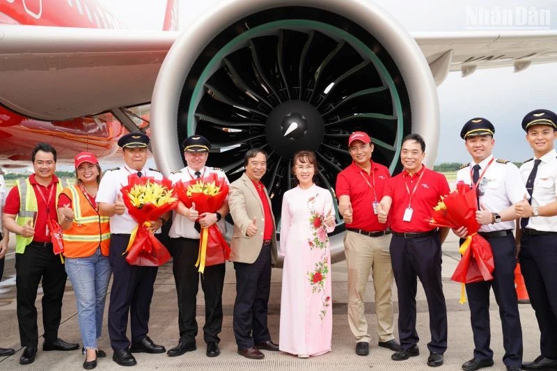 Lãnh đạo và tổ bay hãng Vietjet chào đón máy bay thứ 101 của hãng.