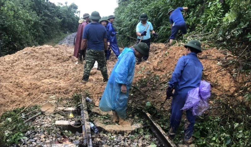 Lực lượng cán bộ, công nhân khắc phục hiệu quả, không để tiếp diễn thêm tình trạng sạt lở tại các vị trí.