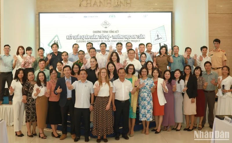 Các đại biểu tham dự tổng kết dự án "Giảm tốc độ-Trường học an toàn".