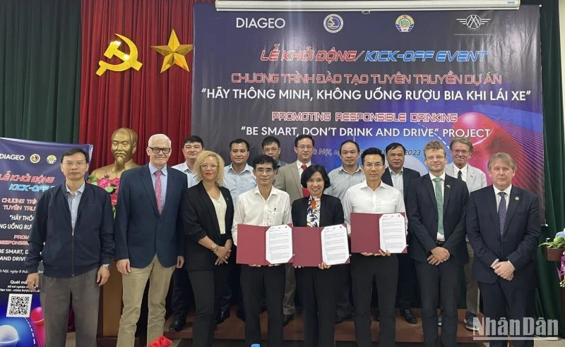 Các đại biểu tham dự lễ khởi động dự án Không uống rượu bia khi lái xe.