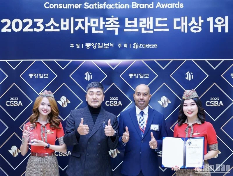 Đại diện Ban Tổ chức (thứ 2 từ trái sang) trao giải thưởng "Thương hiệu được người tiêu dùng yêu thích 2023” cho đại diện hãng Vietjet.
