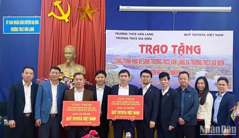 Quỹ Toyota Việt Nam bàn giao nhà vệ sinh tại tỉnh Phú Thọ.