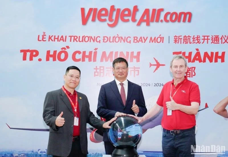 Tổng Lãnh sự Trung Quốc tại Thành phố Hồ Chí Minh Ngụy Hoa Tường (giữa) - Phó Tổng giám đốc vận hành Vietjet Micheal Hickey (bên phải ngoài cùng) - Phó Tổng giám đốc thương mại Vietjet Nguyễn Bác Toán (bên trái ngoài cùng) thực hiện nghi thức khai trương đường bay Thành phố Hồ Chí Minh-Thành Đô.