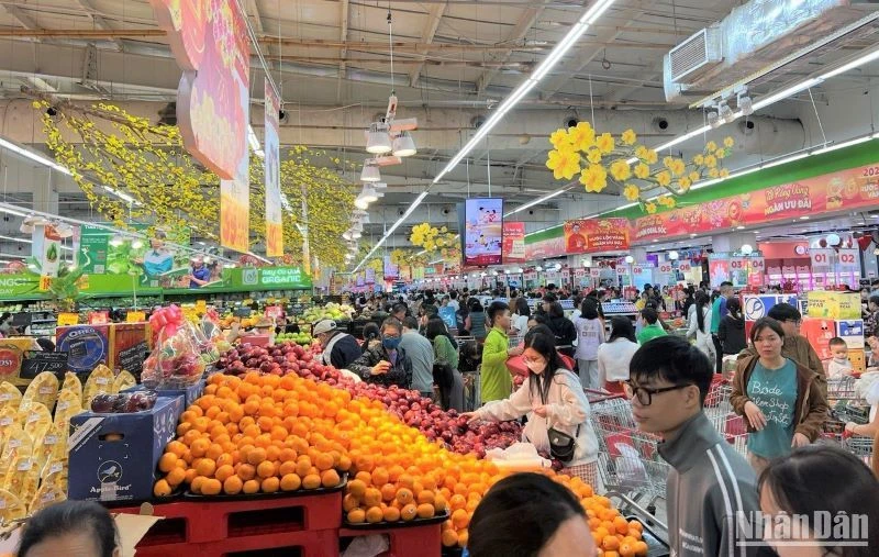 Người tiêu dùng mua sắm tại siêu thị GO!, Big C.