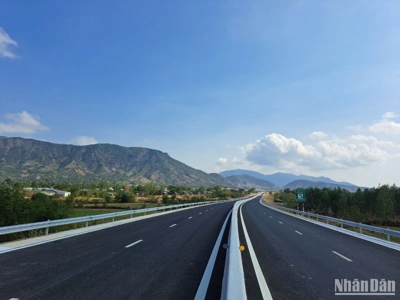 Nghị quyết Đại hội đại biểu toàn quốc lần thứ XIII của Đảng đã đề ra mục tiêu đến năm 2030, phấn đấu cả nước có khoảng 5.000km đường bộ cao tốc. 
