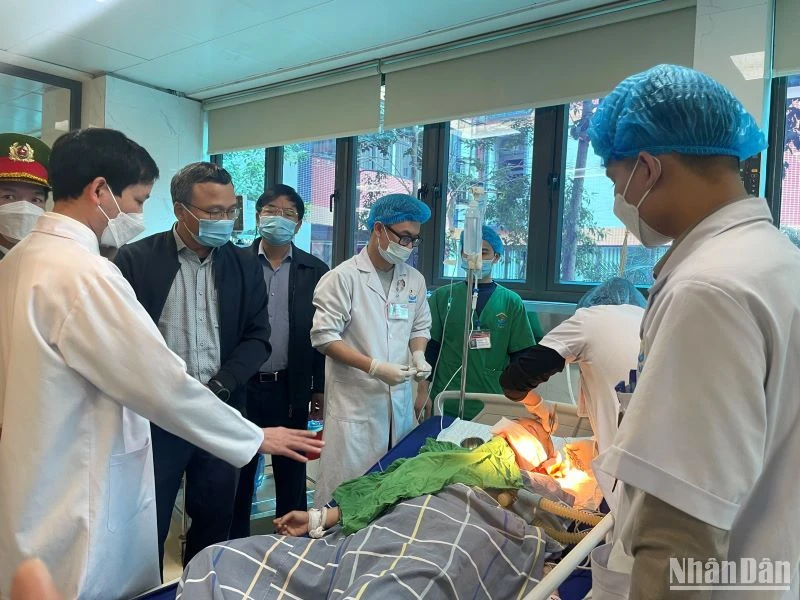 Đại diện lãnh đạo Ủy ban An toàn giao thông quốc gia, các cơ quan liên quan và địa phương thăm hỏi nạn nhân bị thương trong vụ tai nạn.